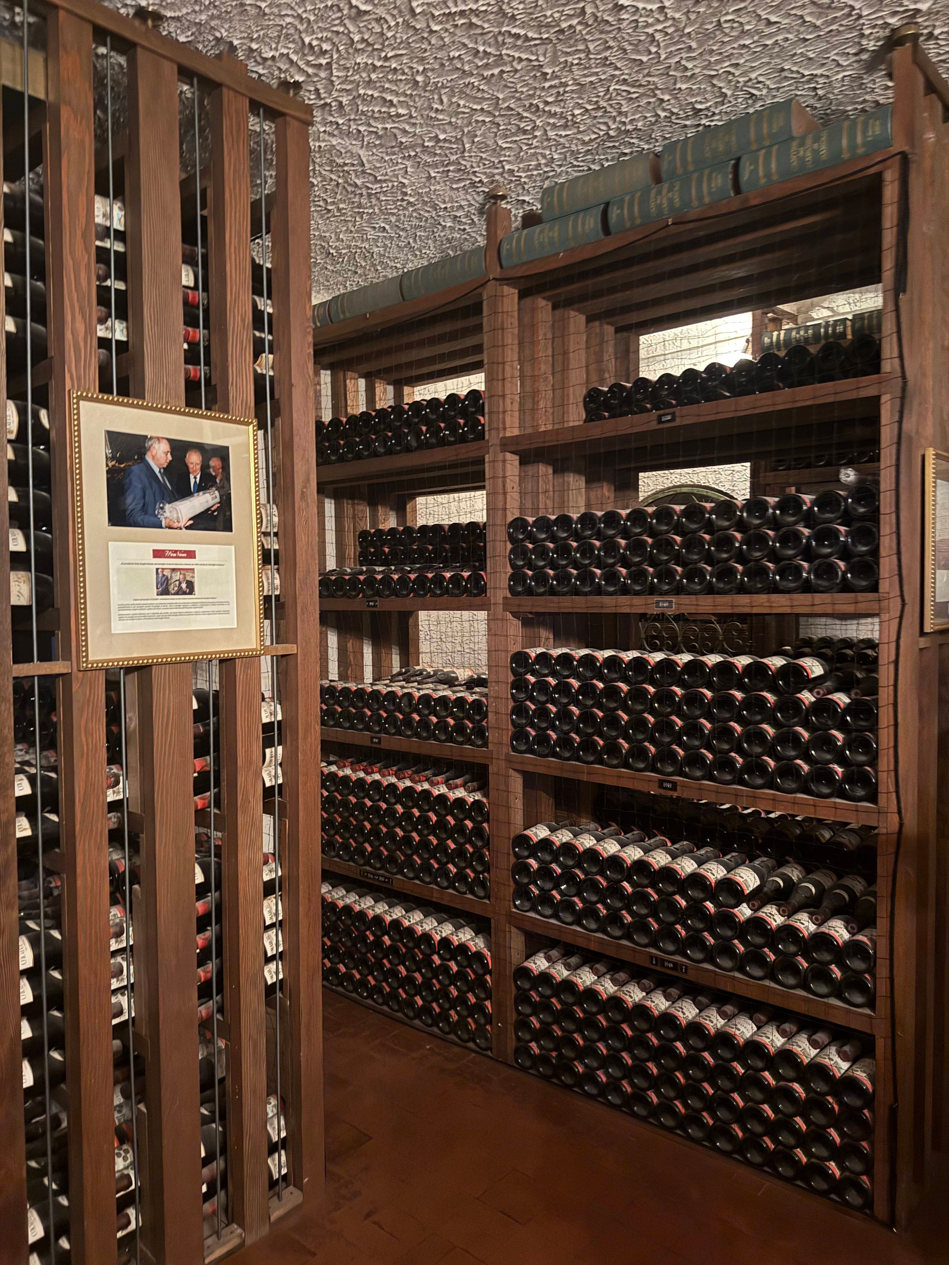 Vinglass og levende lys på et dekket bord